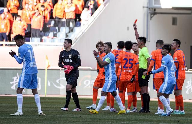 1740366542047002408.jpg (体育)(1)足球——中超:山东泰山平河南俱乐部酒祖杜康XxjpseC007313_20250223_PEPFN0A001.jpg