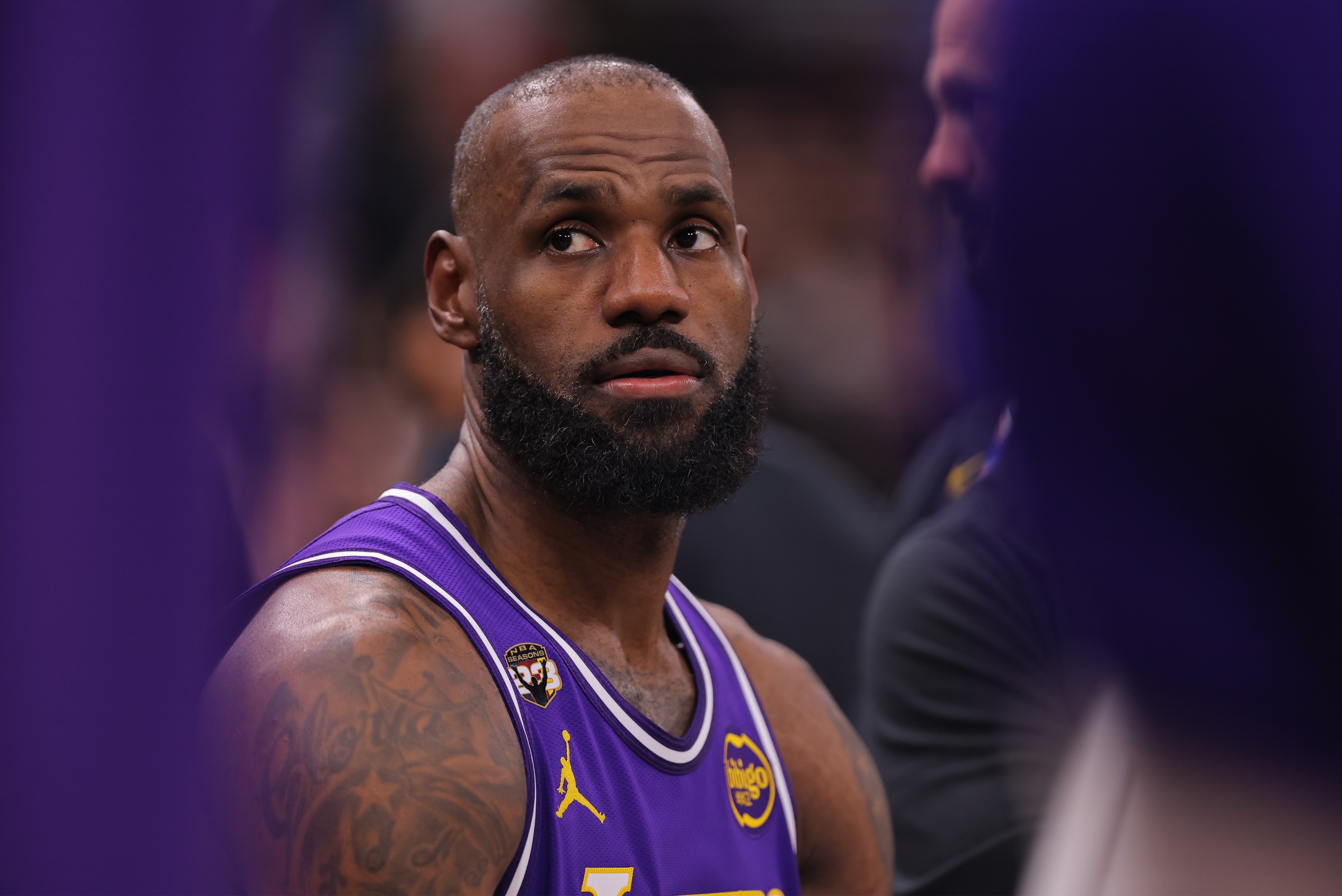 开云平台-詹姆斯：背靠背客场身体很难适应不同的床和枕头 跨时区也有影响