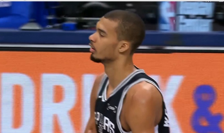 开云平台-太高了！文班突破手肘打到克里斯蒂脸部 吃到本场第二个进攻犯规